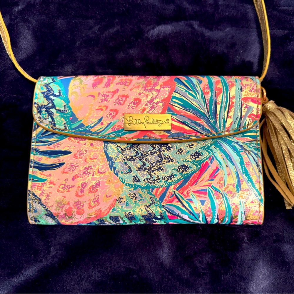 Lily Pulitzer cross body wallet! Super cute and makes a great grab and go bag!